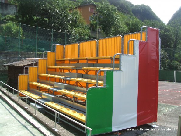 2011 06 Agosto Panche Spogliatoi e Protezioni Tribuna 02