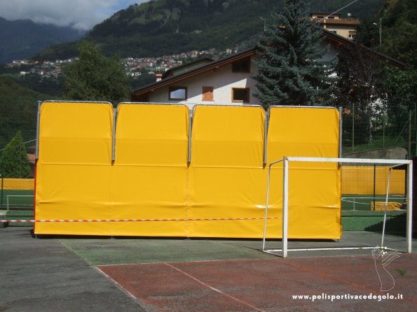 2011 06 Agosto Panche Spogliatoi e Protezioni Tribuna 03